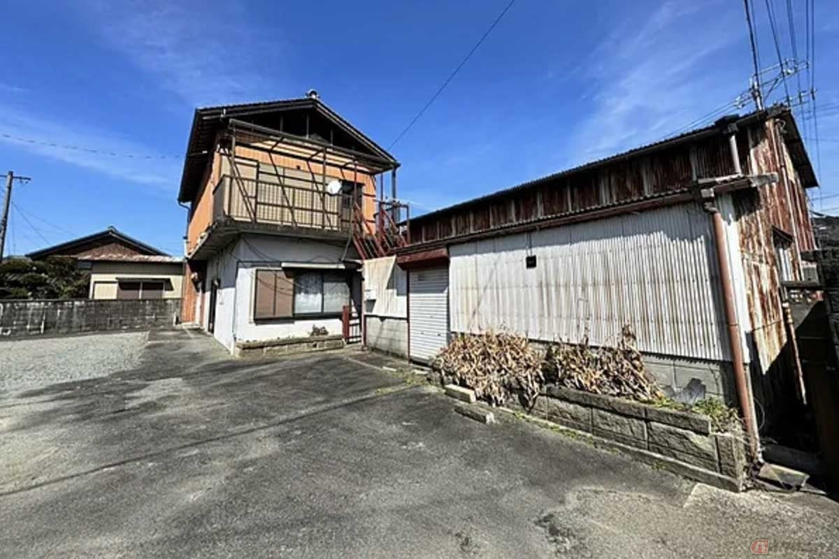 三重県伊勢市の超現実的なガレージ付き中古物件。350万円です