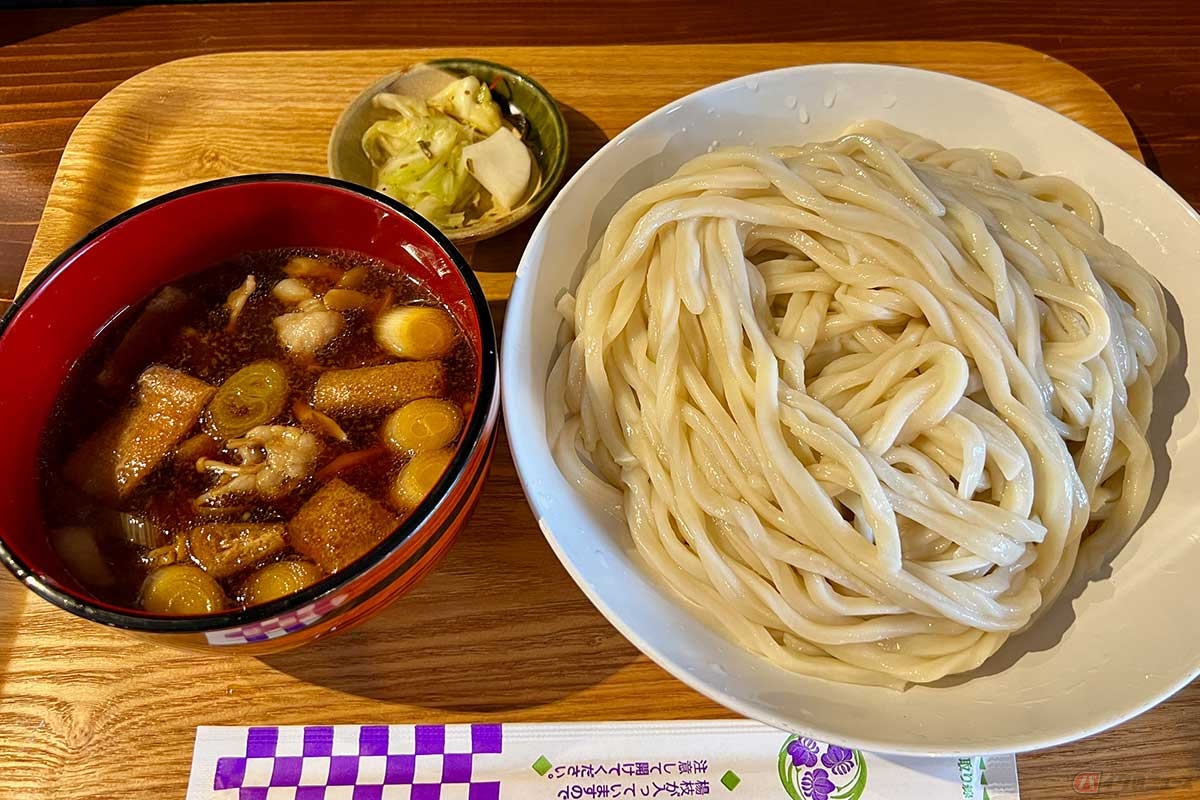 埼玉県春日部市の「udon.おりはら」で注文した「肉汁うどん・中」（900円）は、コシが強い太いうどんと、味濃いめの温かい具沢山の汁。まさに最強の組み合わせ