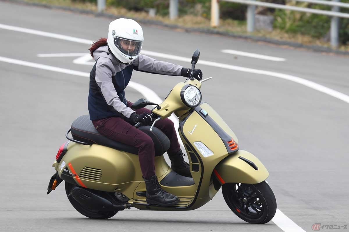ベスパ「GTS 300 SuperSport」は振動や気になる点もなく、ライディングポジションも自然体でリラックスして乗れる