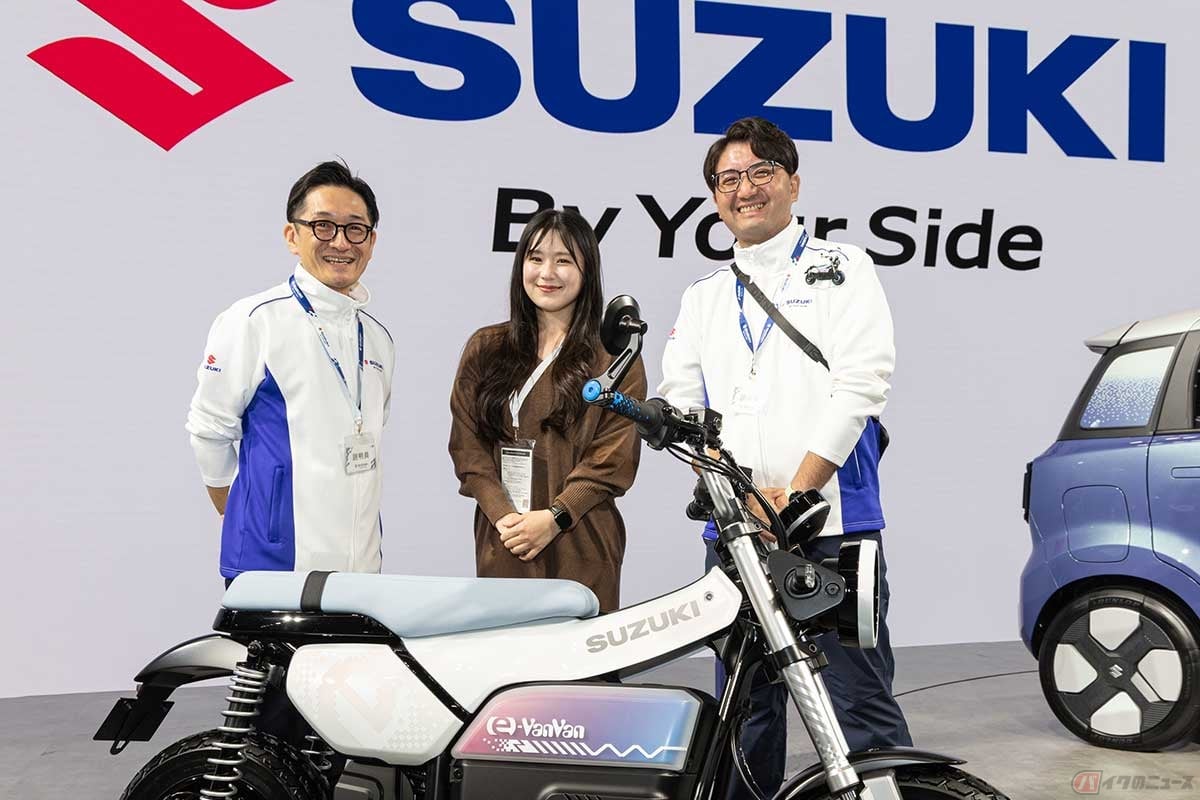 「Japan Mobility Show 2025」で展示されたスズキの電動コンセプトモデル「e-VanVan」について、担当の説明員にお話しを聞いたバイク女子の高梨はづきさん