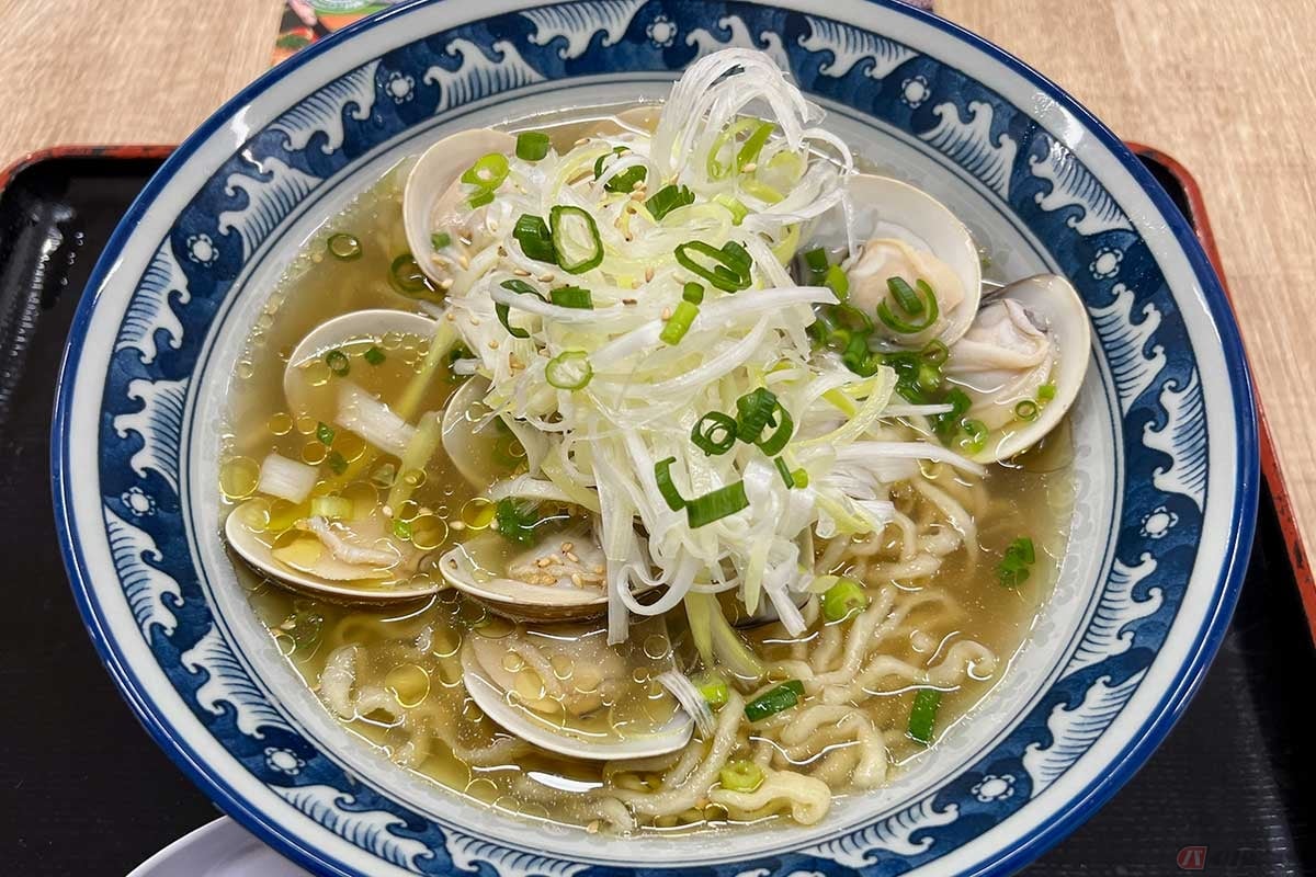 東北道「佐野SA」(上り)で見つけた「はまぐり佐野ラーメン」(1250円)。はまぐりがたっぷり入って朝から贅沢な気分。味はソフトで魚介の旨みが合う