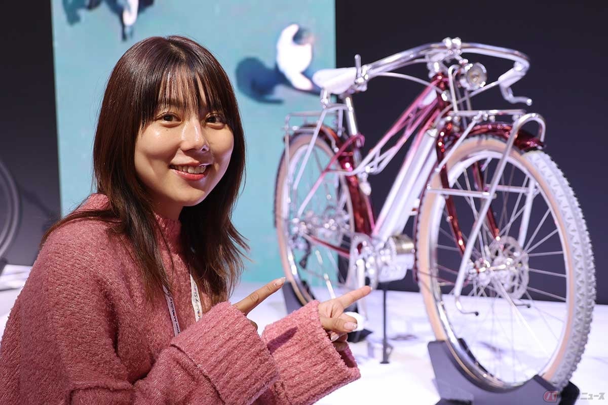 ヤマハが公開した電動アシスト自転車のコンセプトモデル「Y-00B：Bricolage」と小野木里奈さん