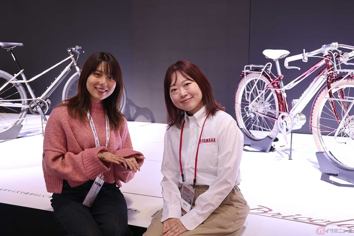 ヤマハが公開した電動アシスト自転車のコンセプトモデル「Y-00B」について、ヤマハ発動機SPV事業部マーケティンググループの久保田唯さん（右）に話を伺う小野木里奈さん