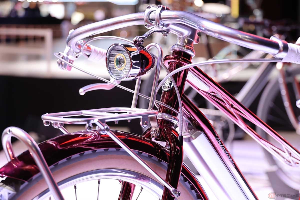 ヤマハが公開したコンセプトモデル「Y-00B：Bricolage」は、「赤とんぼ」の愛称を受け継ぐ深いレッドを基調に、レトロな質感のパーツを随所に採用して懐かしさと未来感が絶妙に混ざり合うデザインです