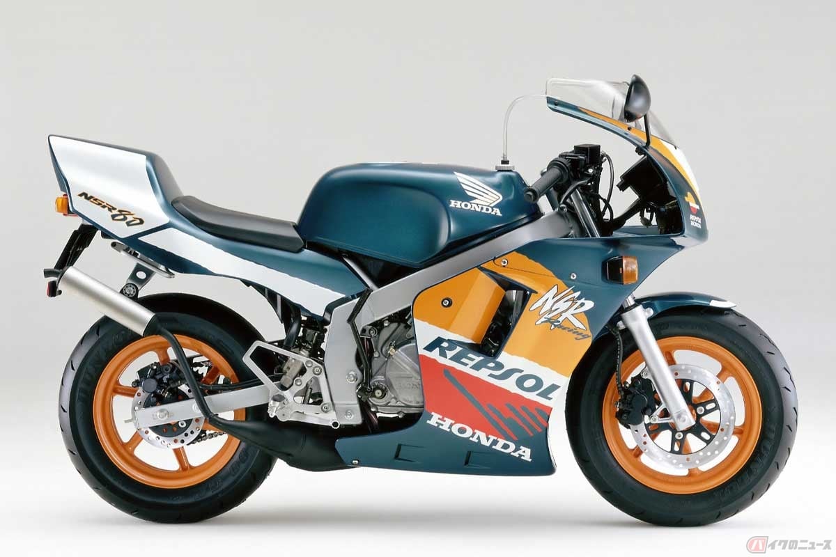ミニレプリカのホンダ「NSR80」（1999年）は原付2種。原付1種の「NSR50」とルックスの違いはテールカウルに描かれた車名の数字と、前後フェンダーの識別マークのみ（もちろんナンバーの色も異なる）
