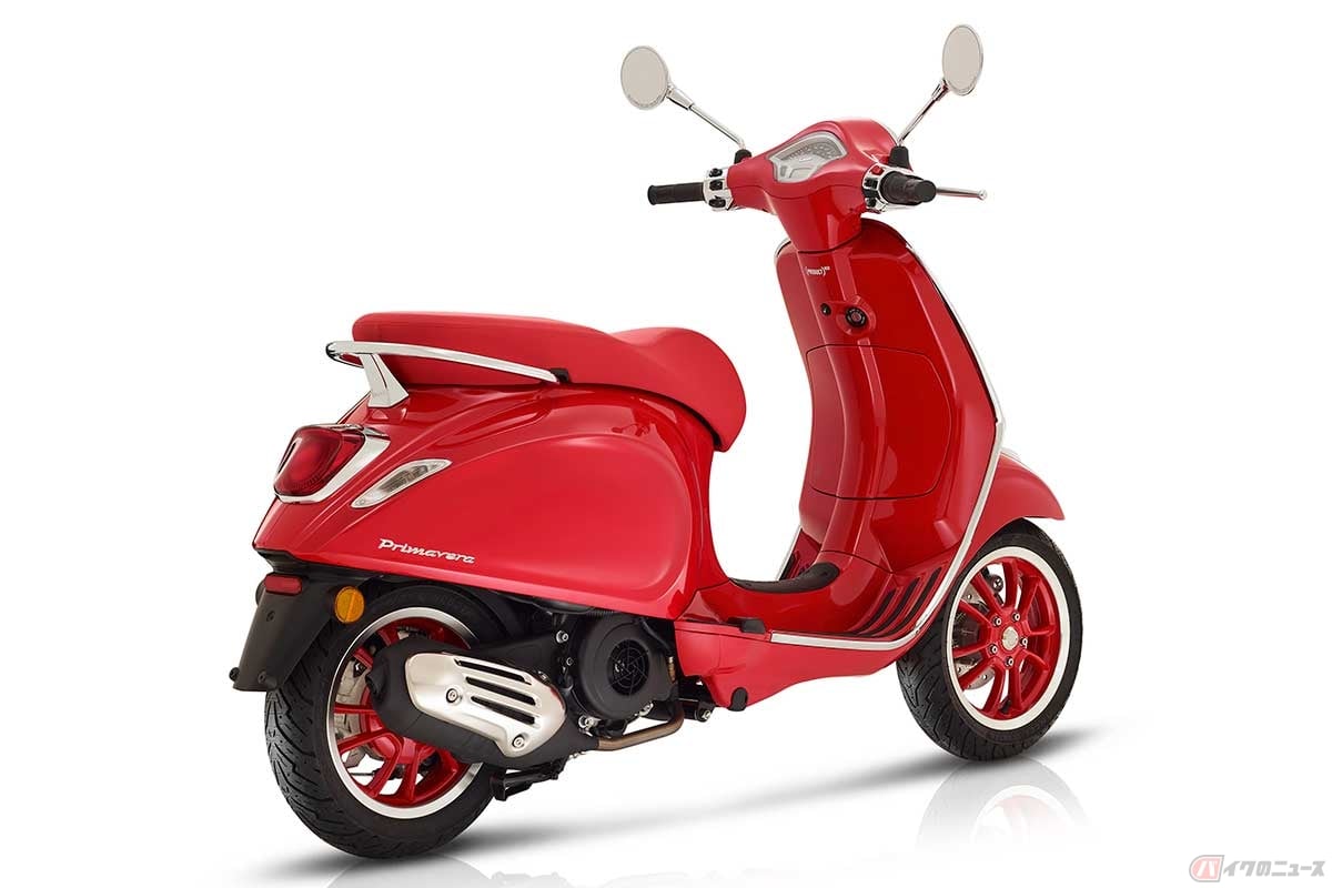 原付2種の識別マークの通達は国内メーカーに向けたものなので、たとえばベスパ「プリマベーラ125」(2022年)など、海外メーカーの輸入バイクには識別マークが貼られていない