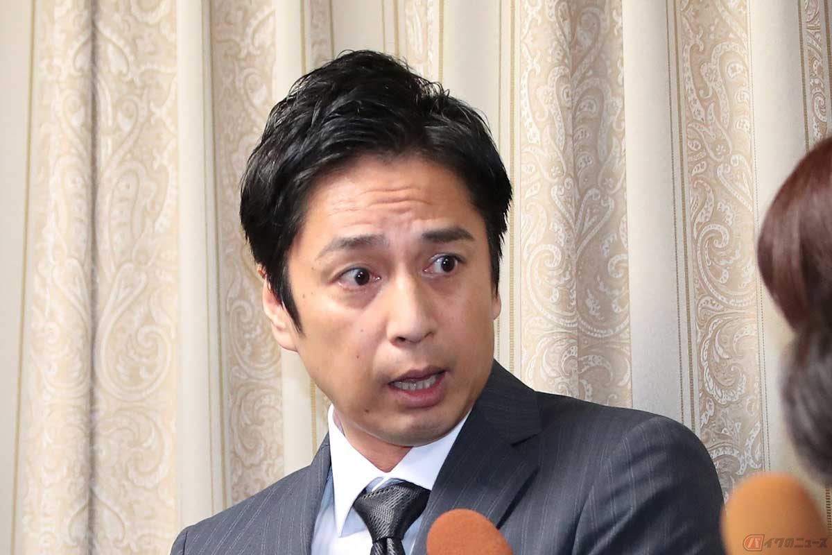 お笑いコンビ、チュートリアルの徳井さんもまた「バイク好き芸人」の1人（時事通信フォト／2019年10月23日）