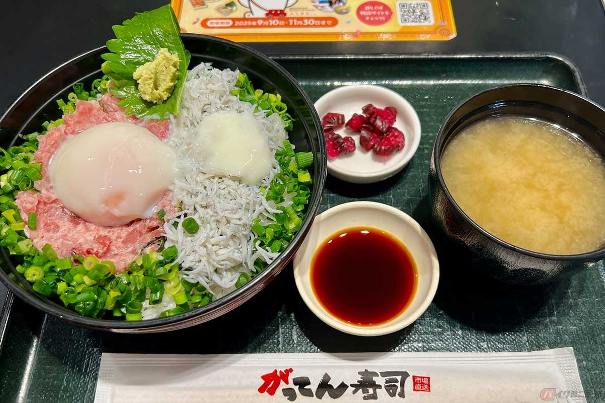東名「海老名SA(EXPASA海老名)」(上り)で「釜揚げしらすとろたたき丼定食」(1080円)を実食。贅沢なイメージの海鮮丼だが、SAのフードコートでは安い方ではないだろうか。味噌汁としば漬け付