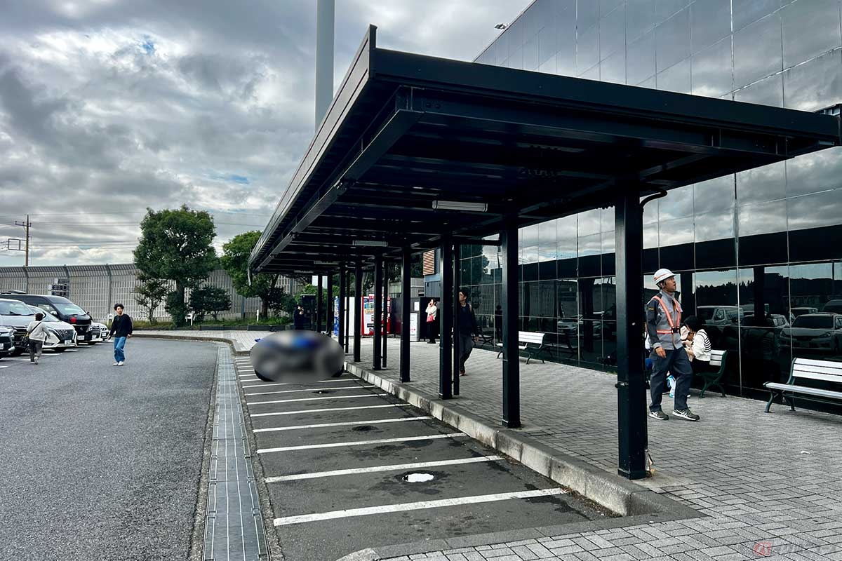 多くの台数を収容できる屋根が設置された2輪専用の駐車スペースがあるのもEXPASAの特徴