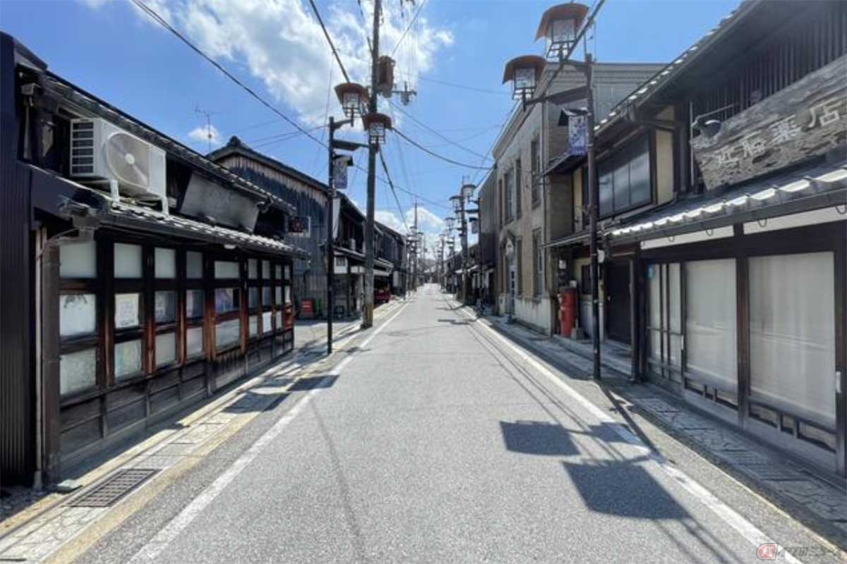 町屋風の建物が並ぶ、花しょうぶ通り沿いにシンプルな間取りの物件があります