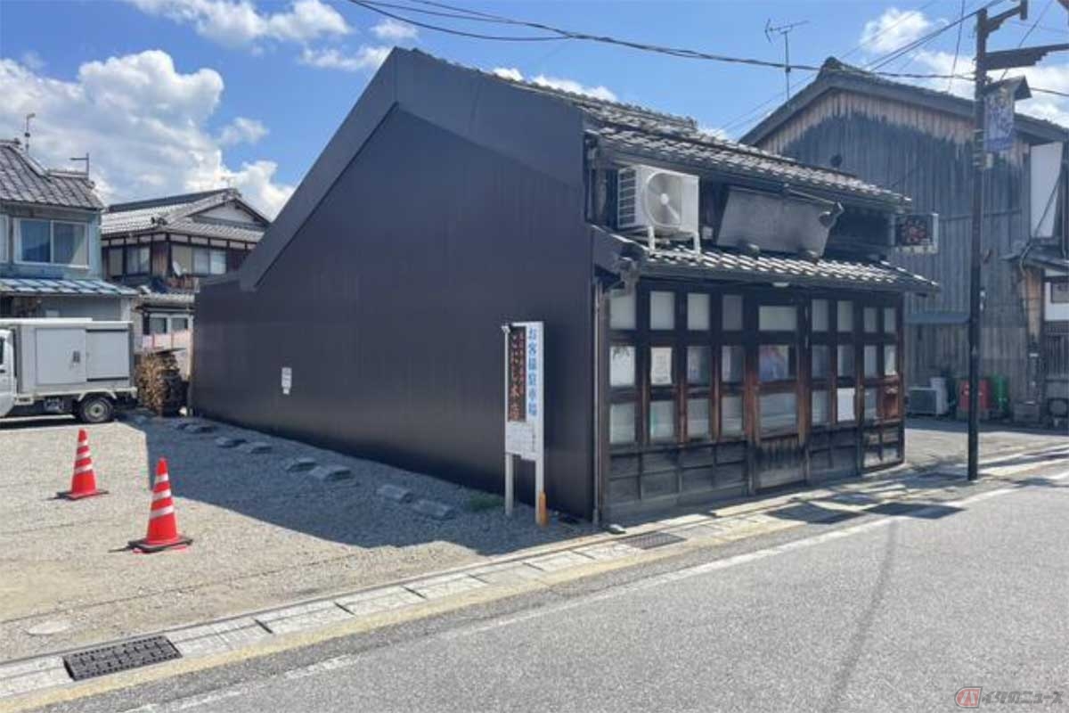 駐車場はありませんが、近隣には1万円以下の駐車場が複数ありました