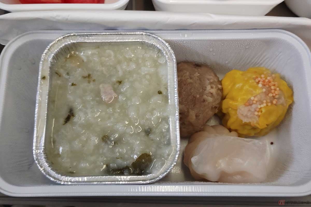 マドリード空港着陸前にサーブされた機内食。出汁が効いたやさしい味わいのコンジーは、量もちょうどよかった