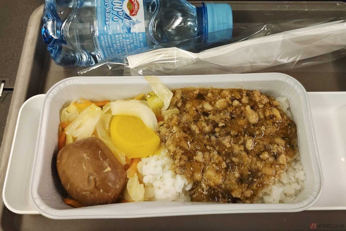 台北から香港まで、たった2時間のフライトでサーブされた機内食。たくあんらしきものが乗っていたのにびっくりした。味もたくあんだった