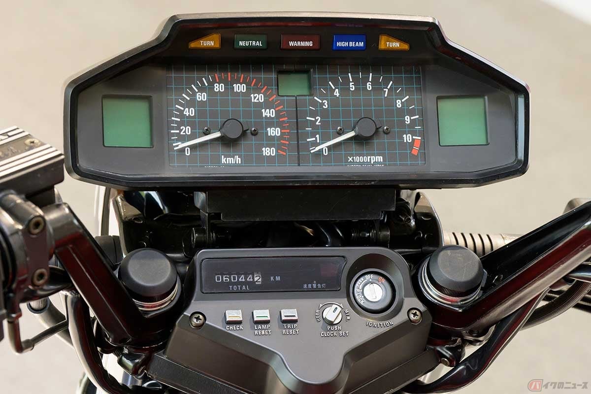 速度計と回転計はアナログだが、各種インジケーターはデジタル化され、車両各所の自動点検警告システムを装備