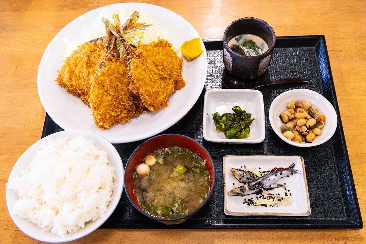 「お食事処 まるに」の「あじフライ定食」は、あじフライが3枚に小鉢や茶碗蒸しも付いてボリュームたっぷり