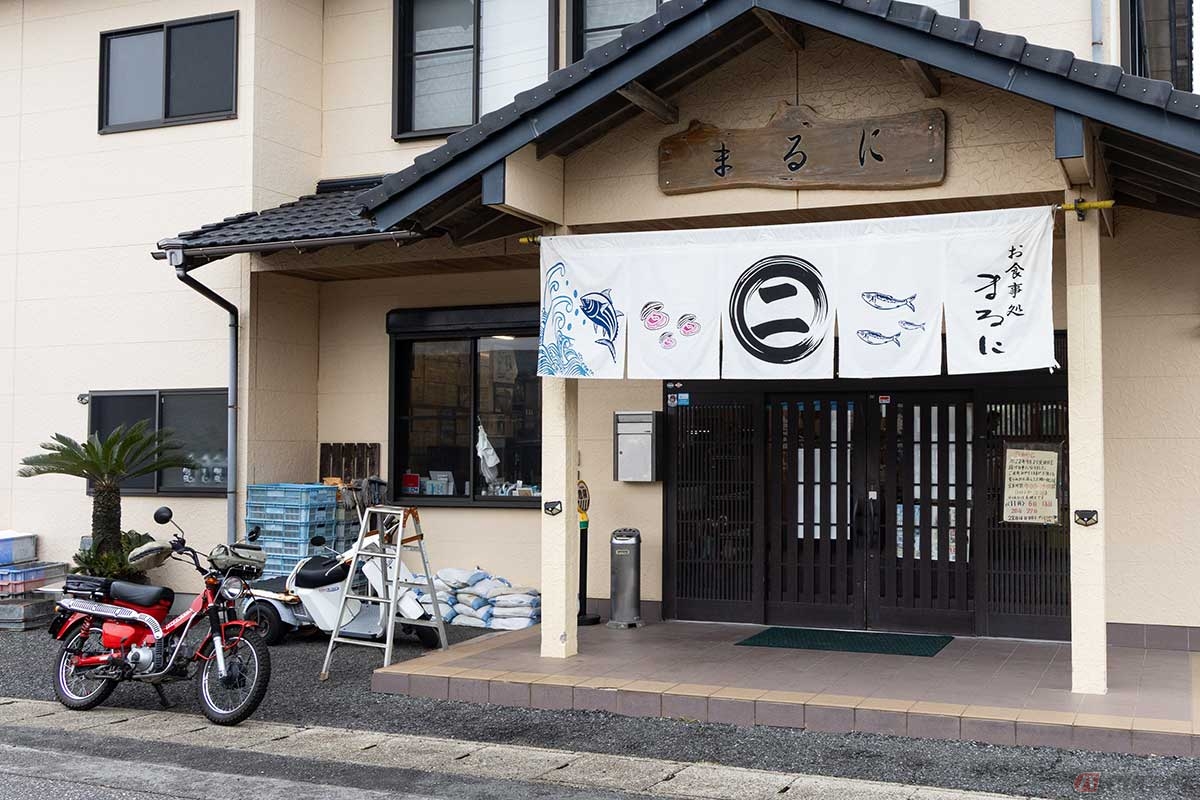 朝9時営業開始の「お食事処　まるに」に到着。駐車場は2カ所に分かれていてかなりの台数分が確保されている。グループでのツーリングでも安心