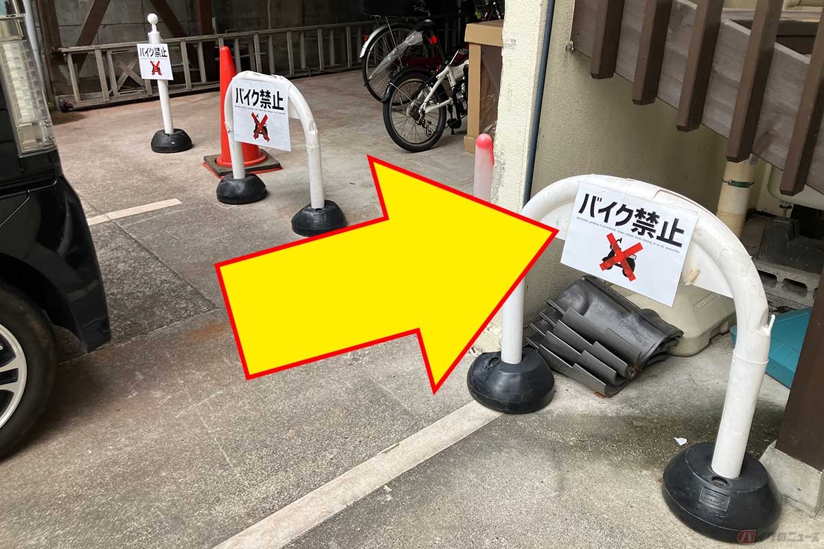 駐車場にバイクをとめられずに、どこに駐車すればいいというのか(写真=中島みなみ)