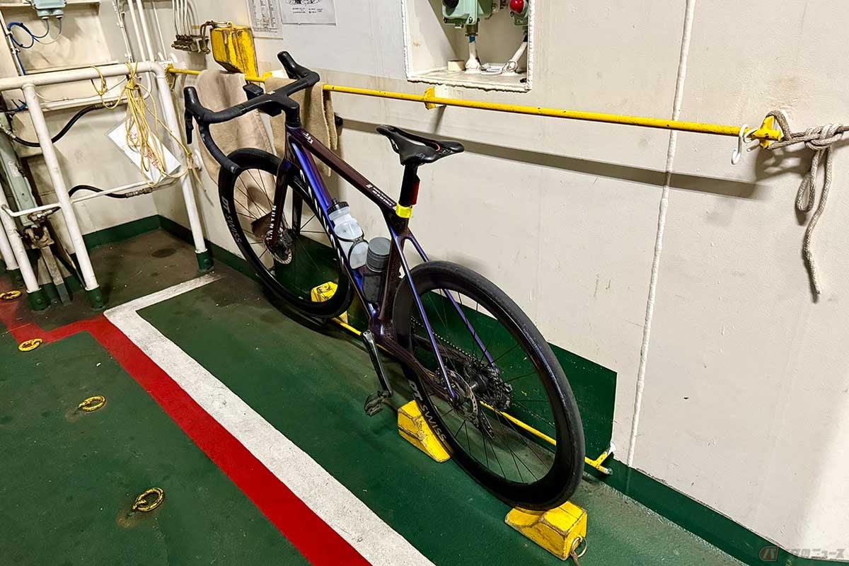 フェリーでは自転車を運搬可能です。輪行することで手荷物として持ち込むことができる場合もあるので、フェリー会社に確認すると良いでしょう