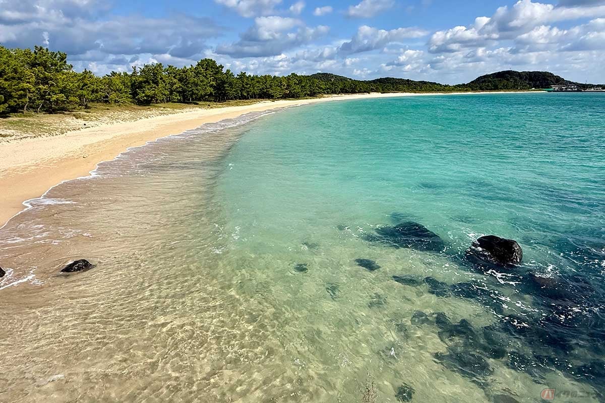 「筒城浜」は透き通る海と真っ白な砂浜が続くビーチ。オフシーズンには独り占めすることができるかも?