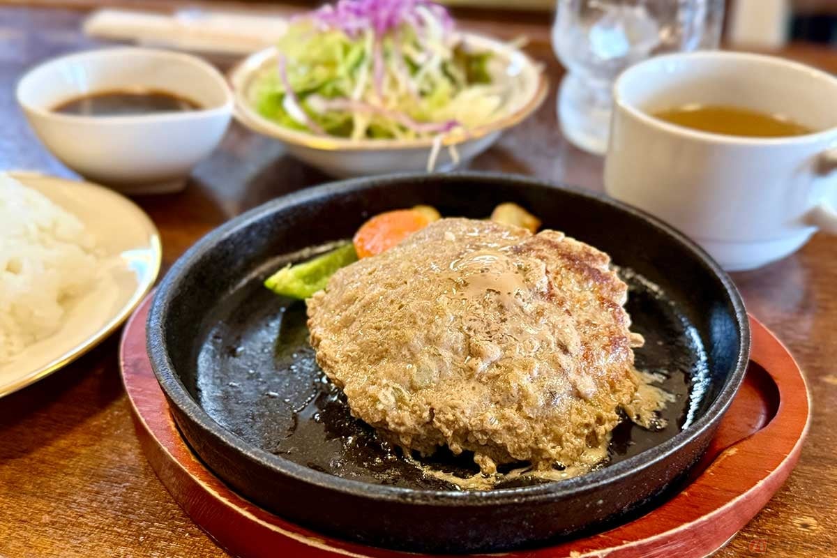 市内の飲食店では、壱岐牛を使ったグルメの数々を味わえます。ハンバーグは財布に優しく、壱岐の味を堪能できるのでオススメ！