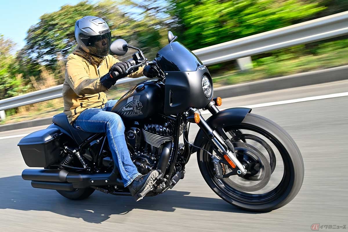 インディアンモーターサイクル「SPORT CHIEF RT」(2025年型)に試乗する筆者(中村友彦)