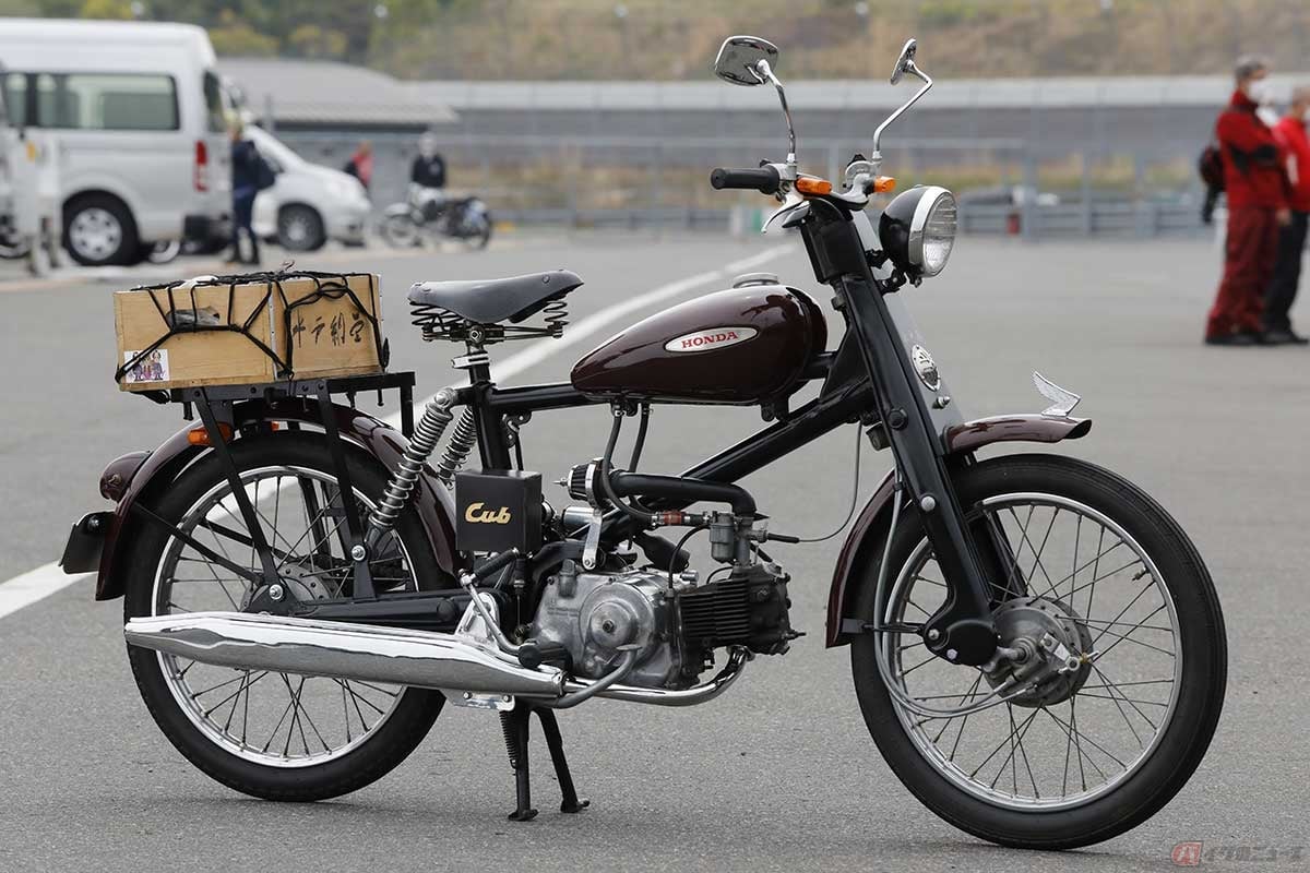 クラシック系スーパーカブカスタムの王道的スタイリングを得た、初代C100ベースのカスタムマシン。スーパーカブが躍進した1960年代以前の旧車デザインをイメージしています