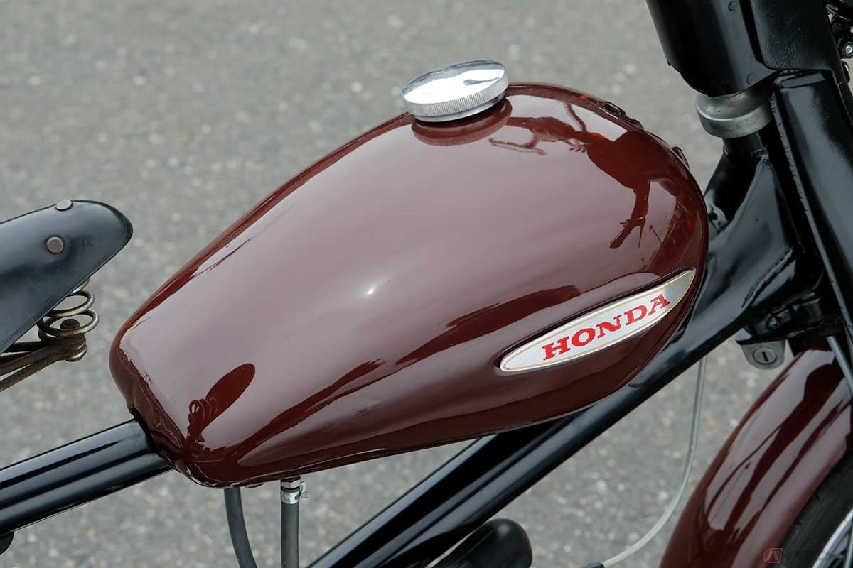 ティアドロップ型のガソリンタンクのサイドには、HONDAエンブレムが貼られています。燃料コックはキャブボディにありますので、ONとRESチューブがつながります