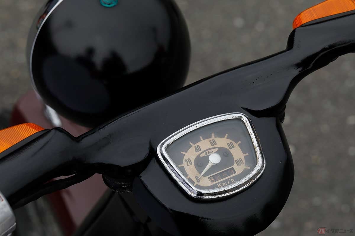 プレスハンドルはC100用純正部品をベースに、鈑金カバー部分のデザインを変更し、軽快感を増しています。スピードメーターは、C100用純正部品を利用しました