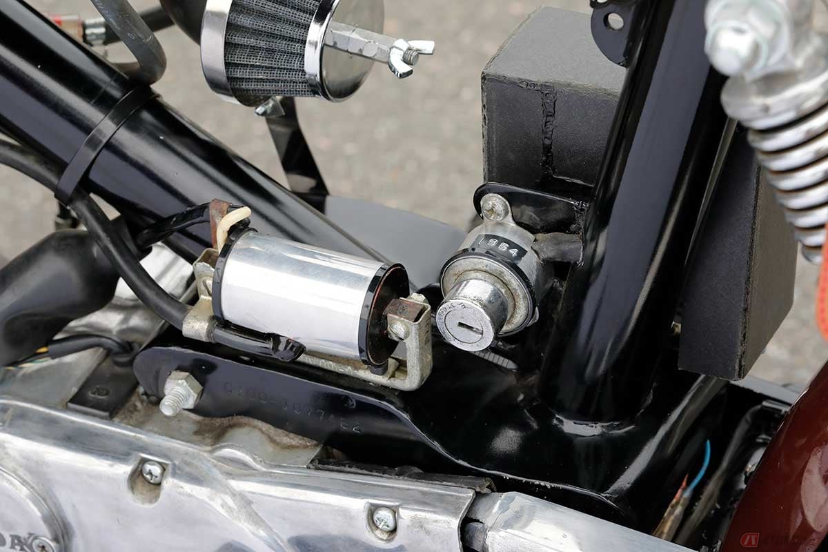 フルカスタムながらスーパーカブへのリスペクトは忘れていません。メインキーや筒型イグニッションコイルは純正部品がベースとなっていて、フレーム加工の苦労も見えます