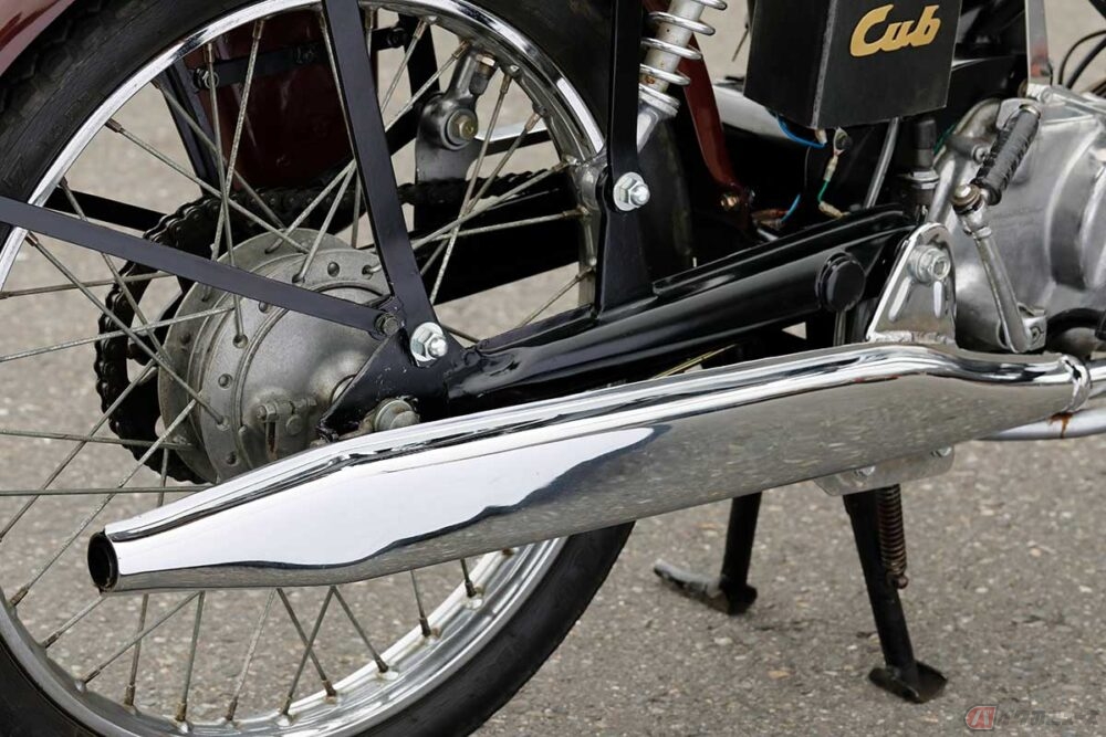 ホンダ「スーパーカブC100」をさらに旧車的魔改造!! 誰もが感じる