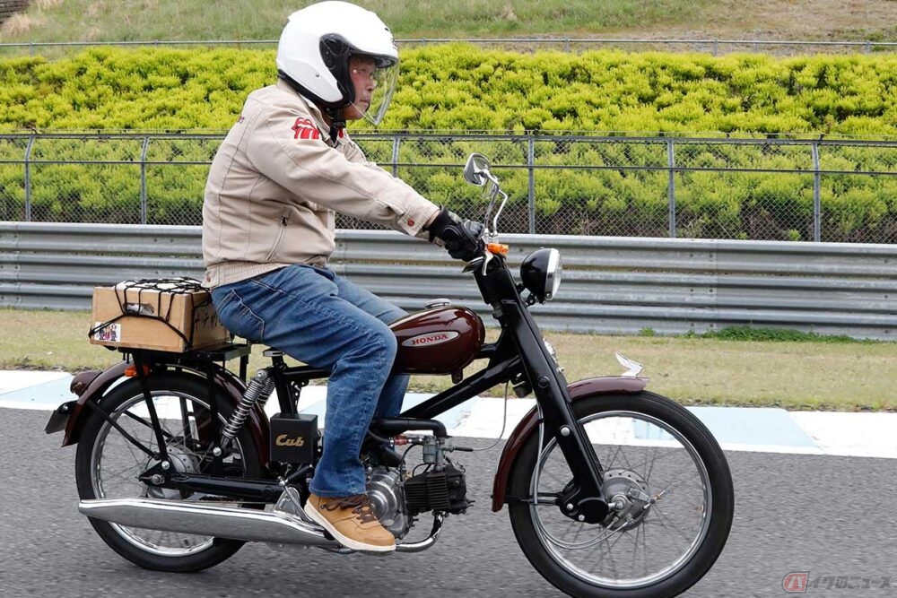 ホンダ「スーパーカブC100」をさらに旧車的魔改造!! 誰もが感じる