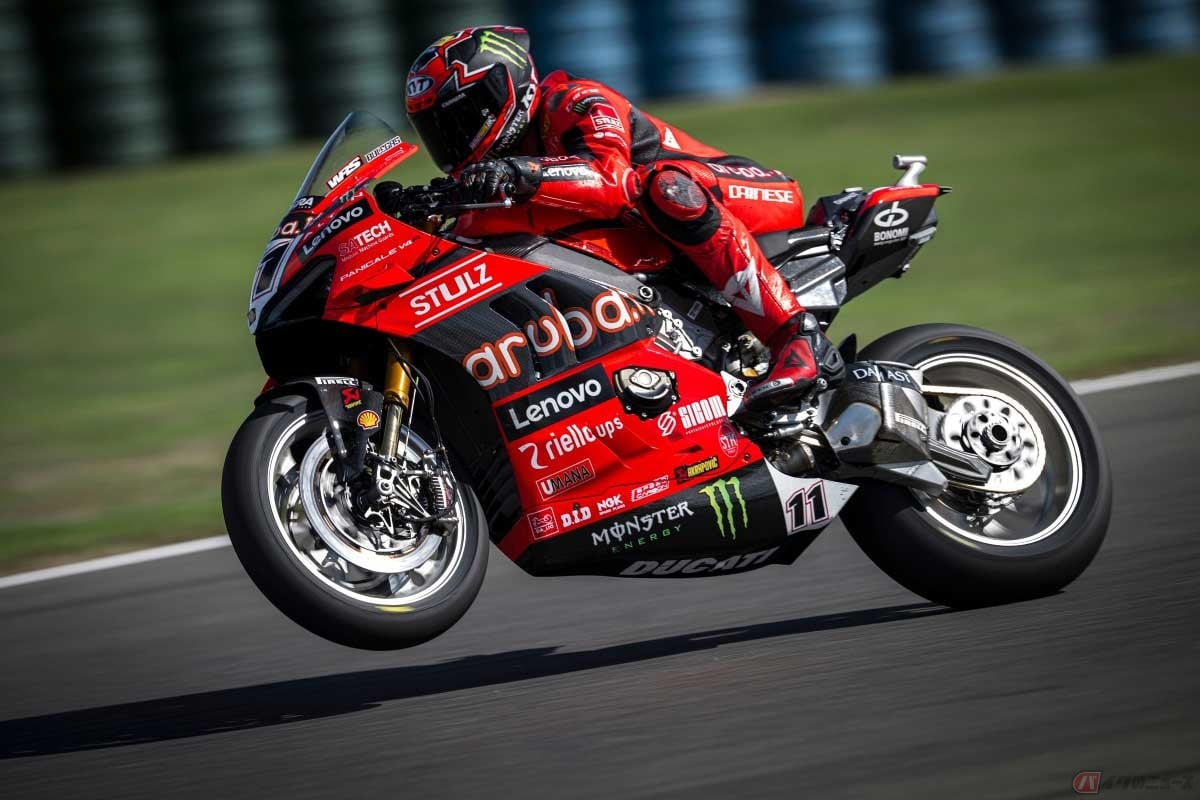 コーナー立ち上がりのフル加速でウイリーしている状態。リアは沈んでいない