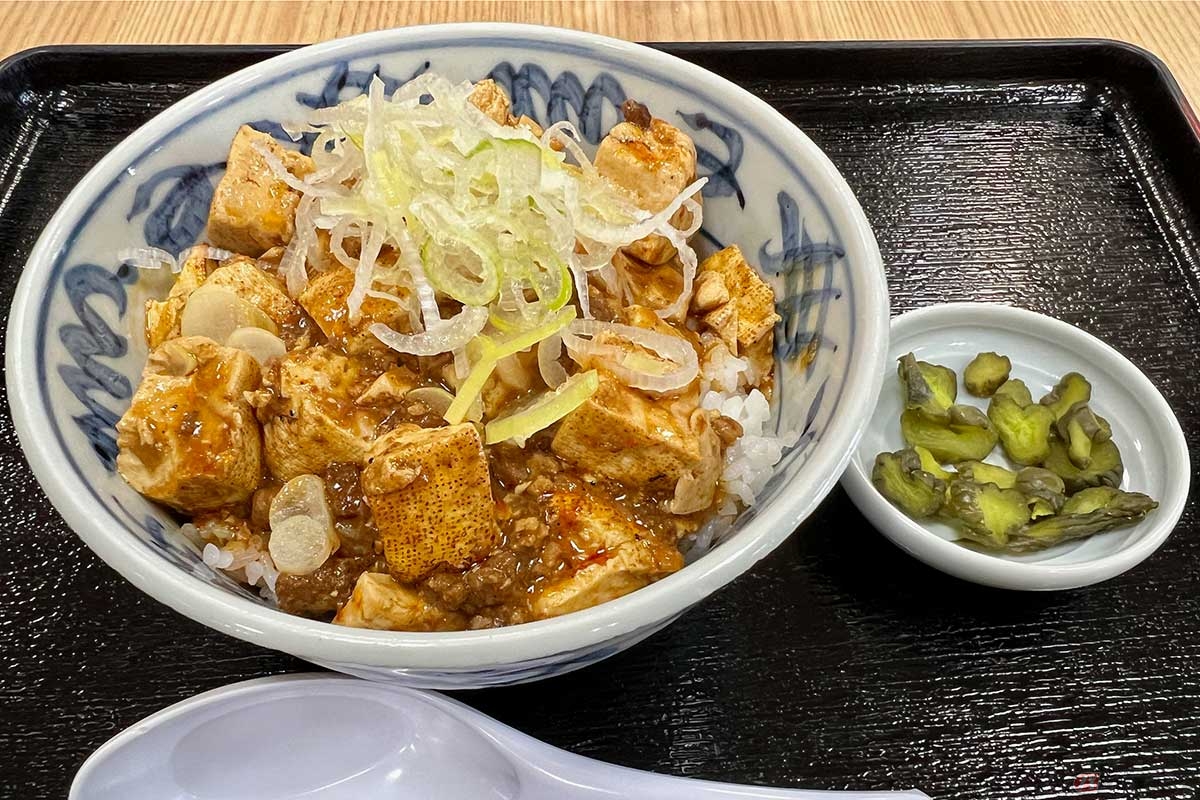 平日の昼、首都高「大黒PA」で「四川風麻婆丼」（1000円）を実食。意外と言っては失礼だが、辛過ぎず、山椒の香りと適度な辛味、粒食感が良い具合だった