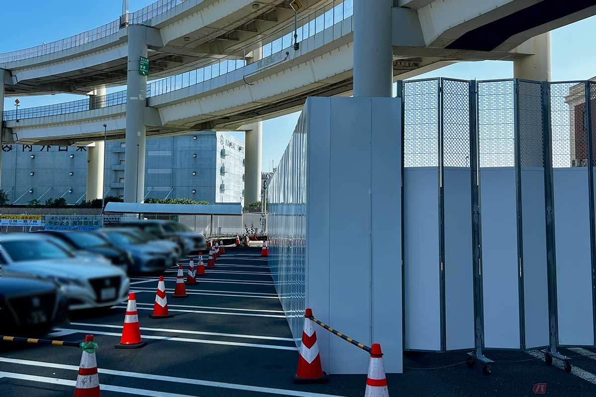 相変わらず利便性の悪い2輪専用の駐車スペースはそのままに、訪れた時はリニューアル工事中だった。フードコートやショッピングコーナーは通常営業