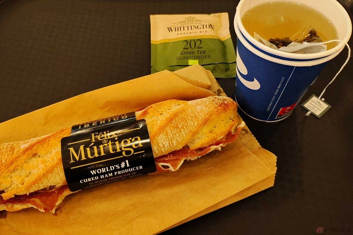 マドリード空港でありついたハモンのバゲットサンド。これを食べないとスペインを発てない