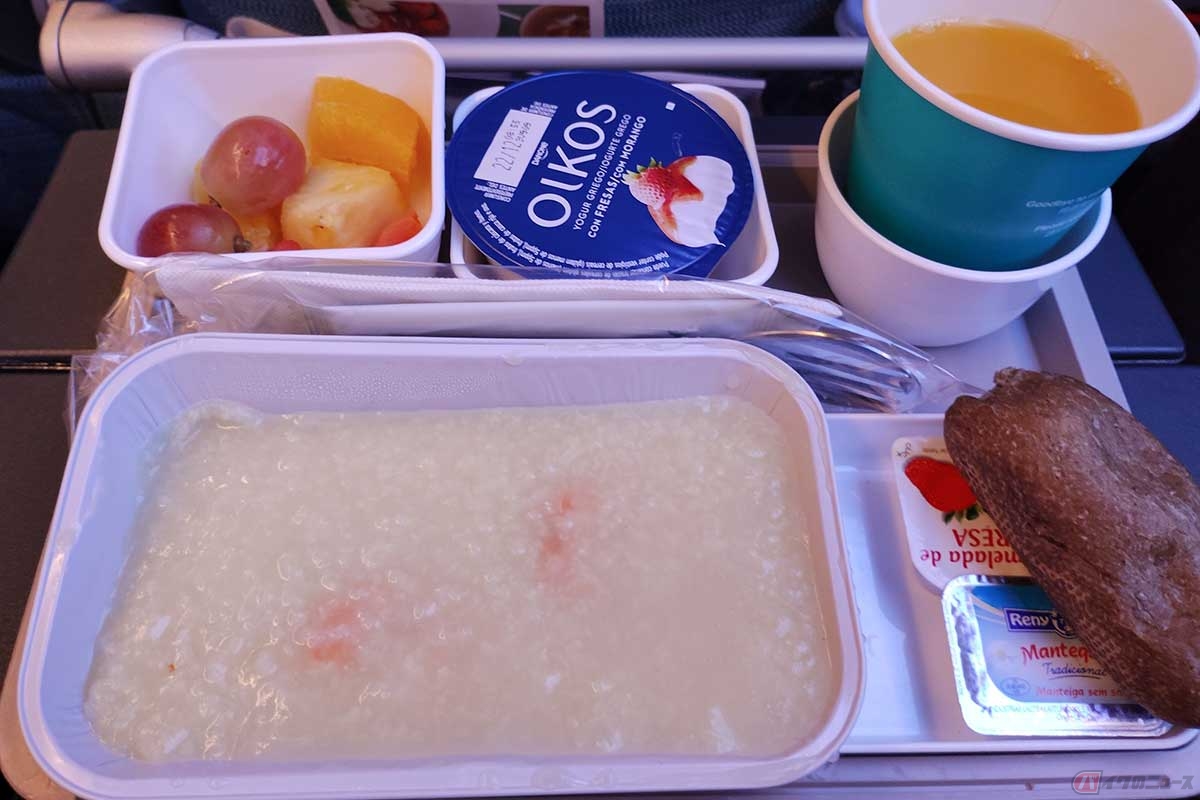 香港行きの便で2回目の機内食。エビの「コンジー」を選択