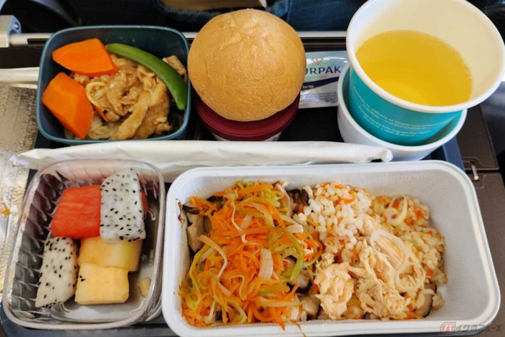 成田 これなんだよなあ」と、出汁に癒される。キャセイパシフィック航空の