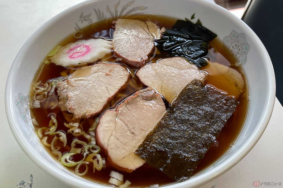 「手打ち中華そば松屋」のラーメン（中華そば）は1杯500円！　スープは醤油味のあっさり系で麺は清水さんが毎日手打ち。うどんぽい感じがこの店の個性です
