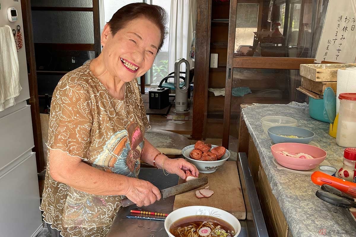 2代目店主の清水さん(88歳)。明るい性格でこちらまで笑顔になってしまいます