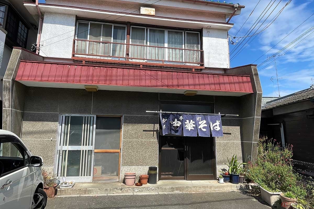 店は「JR箱根ヶ崎駅」近く。「箱根ヶ崎駅」交差点から50mくらいの場所にあります
