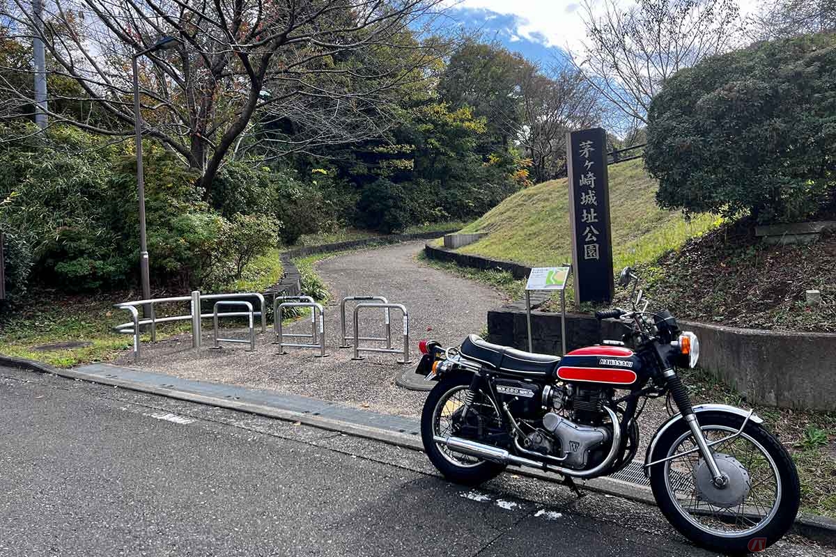 バイクで住宅街の中にある「茅ヶ崎城址公園」を訪れた