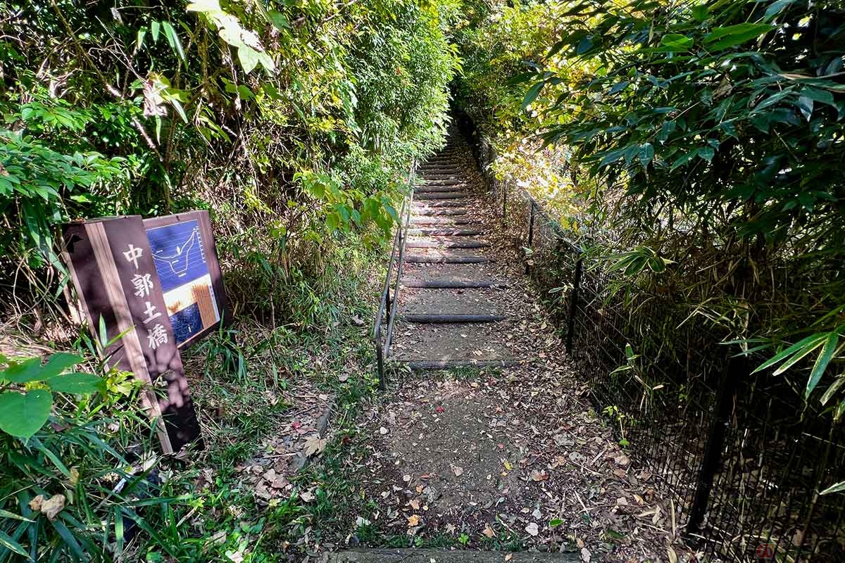 中郭と東郭を隔てる堀の中央部は土橋によって連結されている。中郭への上り下りは容易だが、東郭方面は何かに捕まらないと登れないほどの急斜面だったという