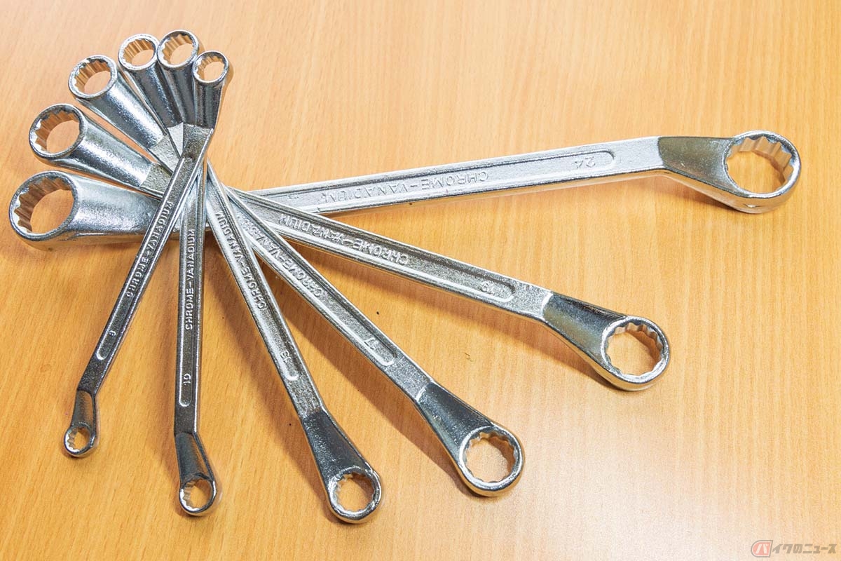 柄の両側に六角ボルトを締められる円形の口部を持つ「メガネレンチ」