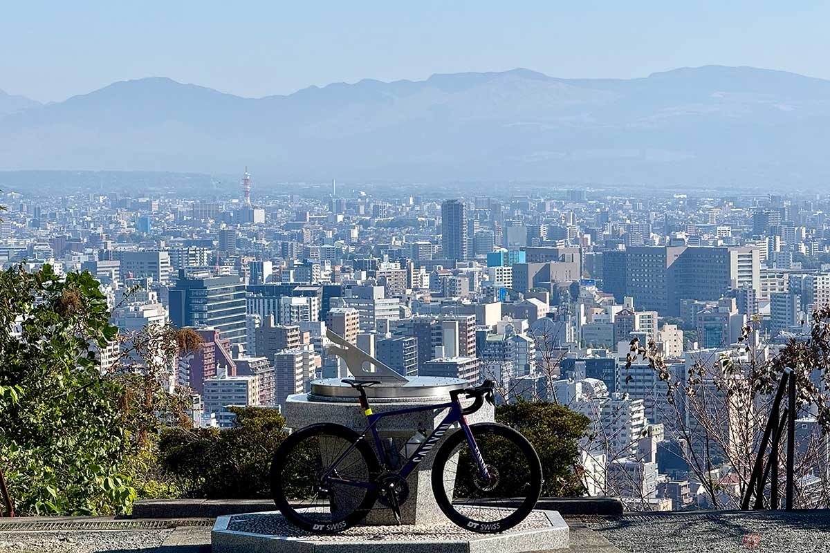「花岡山」の山頂からは熊本市街地と阿蘇の山並みの絶景が広がります