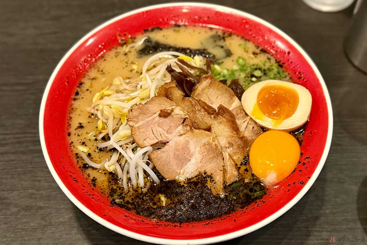 熊本と言えば、ニンニクの焦がし油「マー油」がガツンと効いた濃厚な豚骨ラーメン。ヒルクライムのあとの、外せない一杯です