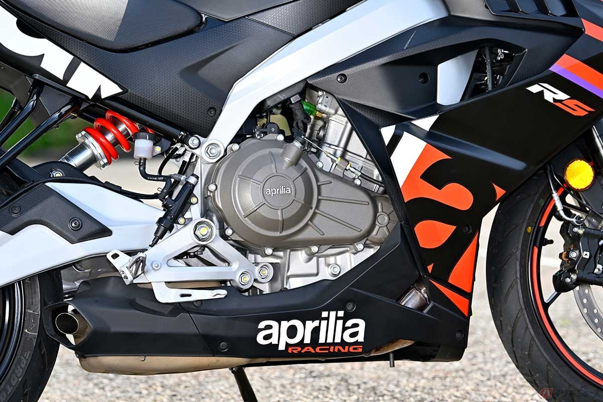 排気量457ccの水冷並列2気筒DOHC4バルブエンジンを搭載。最高出力47.6HP(35kW)/9400rpm 、最大トルク43.5Nm/6700rpmを発揮
