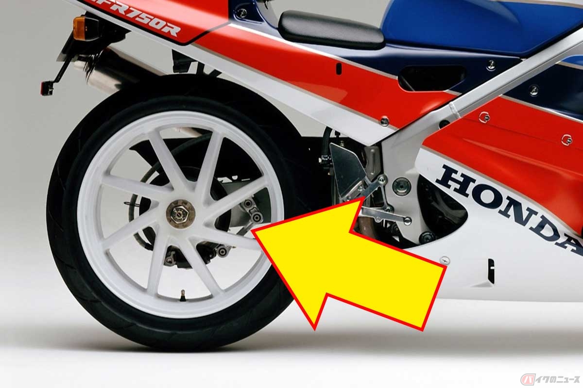 ホンダの「RC30」こと「VFR750R」は、スイングアームもリアブレーキもすべて片側に集約した片持ちスイングアームを採用している。反対側からはホイールが丸見え