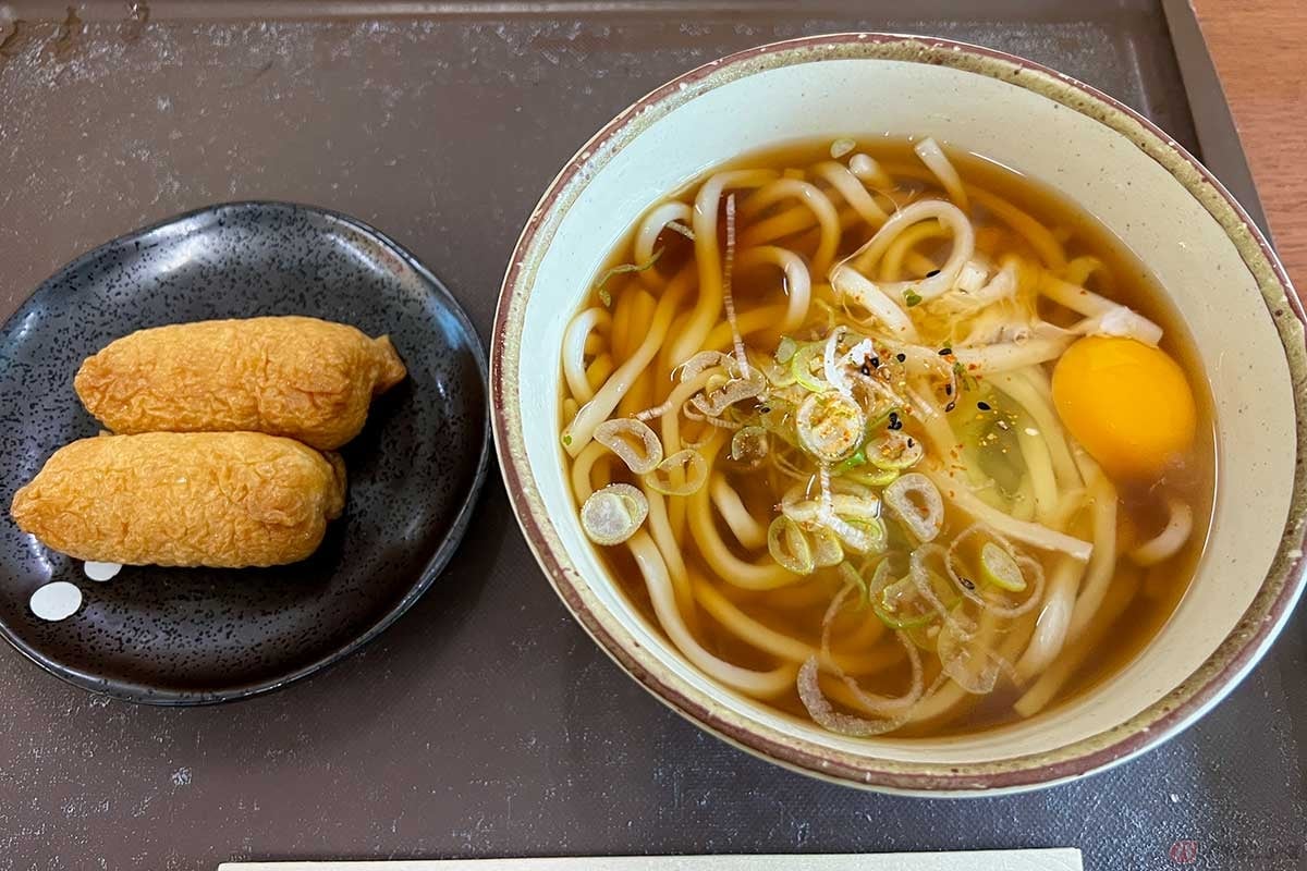 東名高速「中井PA」(下り)のフードコートで「月見うどん」(680円)と「いなり寿司」(280円)を選択。このコンビは相性バツグンで満腹感も得られる