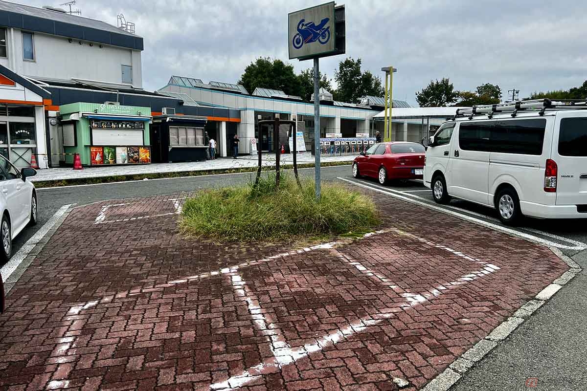 2輪専用の駐車スペースは施設の端ではなくクルマの並びに整備されている。「バイクはコチラへ！」と分かりやすい