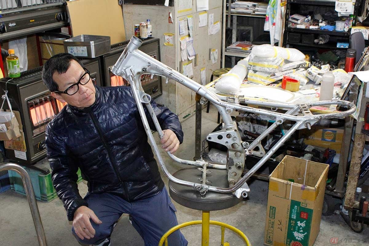 フレーム及び周辺パーツのペイントはパウダーコーティング・カトーさんへお願いすることにしました。「おぉ、珍しいバイクだね!! このフレームは初めてだ。この時代の「SL」シリーズのシルバーフレームと、同じ色で良さそうだね?」と加藤さん